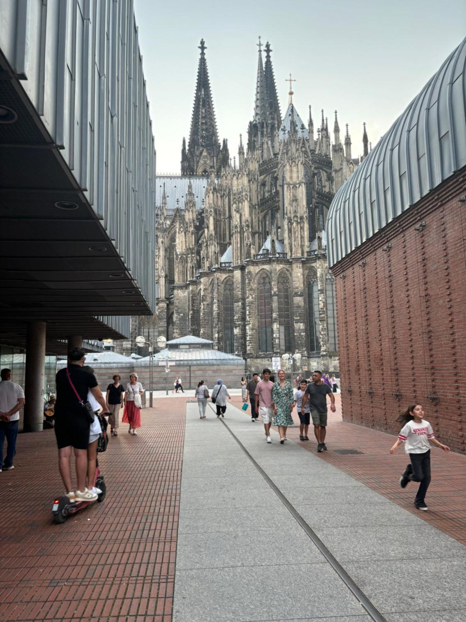 Koeln Wohnung 4 Min Naehe Von Hbf Und Dom Mit Garten ,Balkon & Office Bagian luar foto